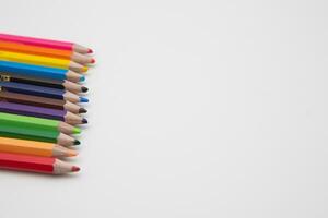 pacote do 12 mini colori grupo madeira lápis isolado em uma branco fundo com cópia de espaço foto