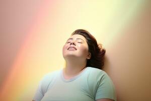 lindo excesso de peso mulher em pé sorridente dentro frente do pastel fundo foto