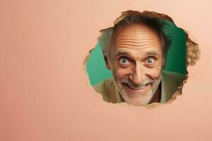 uma Senior homem sorrisos contra uma pastel fundo com buracos dentro publicidade estilo foto