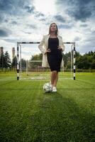 retrato do uma lindo mulher futebol jogador dentro uma rigoroso escritório terno. foto