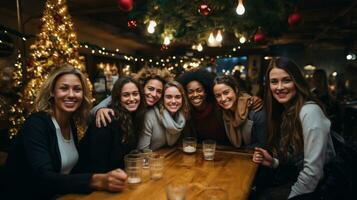 grupo do mulheres amigos tendo uma ótimo Tempo juntos às uma Barra dentro uma bar dentro Natal tempo. foto
