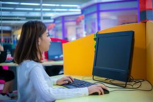 lindo ásia o negócio mulher sentado usando computador dentro dela escritório com uma sério face, digital marketing. foto