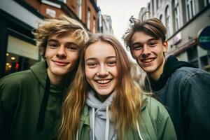 feliz adolescentes posando em cidade rua engraçado. gerar ai foto