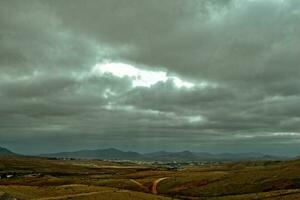 esvaziar misterioso montanhoso panorama a partir de a Centro do a canário ilha espanhol fuerteventura com uma nublado céu foto