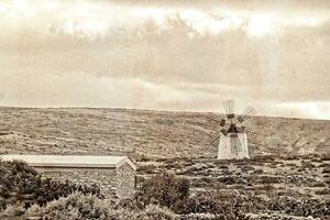 esvaziar misterioso montanhoso panorama a partir de a Centro do a canário ilha espanhol fuerteventura com uma nublado céu e original moinhos de vento foto