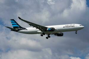 afriqiyah vias aéreas airbus a330-300 5a-onr passageiro avião chegada e aterrissagem às Istambul Ataturk aeroporto foto