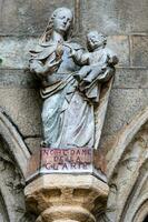 estátua do notre dame de la Clara às mais treguier catedral, bretanha, França - exterior foto