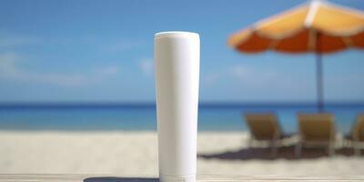 em branco esvaziar branco plástico tubo. protetor solar loção em uma arenoso praia, verão composição com oculos de sol, azul mar Como fundo, cópia de espaço. verão período de férias e pele Cuidado conceito, ai generativo foto