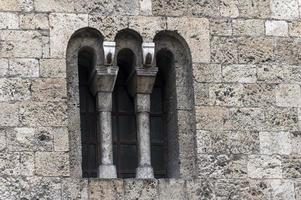 detalhe arquitetônico de uma janela de igreja foto