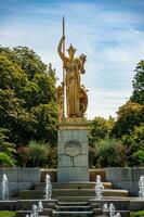 dourado porta estátua e fonte, Paris, França foto