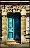 vintage azul porta encantador Entrada para Montreuil histórico prédio, França foto