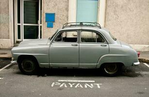 vintage francês carro dentro uma francês Cidade foto