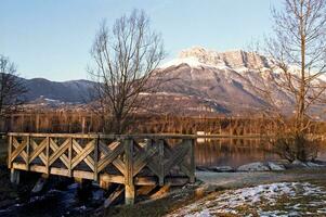 sereno beleza azul lago dentro savoie com neve limitado montanhas foto