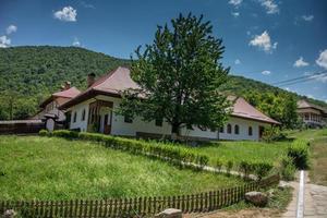 condado de hunedoara, romênia 2021- mosteiro prislop é um mosteiro na romênia foto
