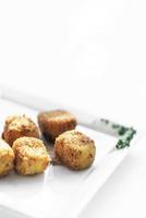 purê de batata frita, croquetes quadrados, acompanhamento vegetariano simples em prato branco foto