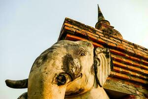 a elefante estátua é dentro frente do uma tijolo construção foto