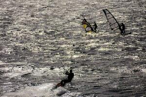 pessoas windsurf dentro a oceano foto