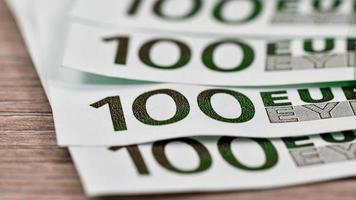 detalhe de uma nota de 100 euros