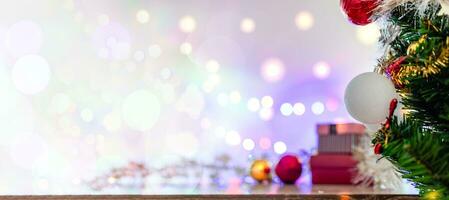 Natal árvore dentro bokeh e borrado fundo - enfeite e abstrato desfocado luzes. conceito Natal dia, feliz, destaques, feriado, luz, alegre, novo, noite, sala, temporada. cópia de espaço em esquerda foto