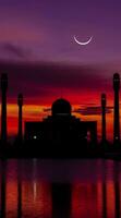 conceito a lua crescente o símbolo do islamismo começa o eid al fitr. vendo a lua no céu noturno. o céu noturno e o vasto rio na escuridão são lindos. foto