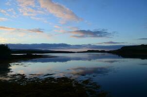 reflexões do nuvens sobre lago Dunvegan foto