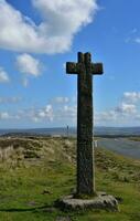 marcador de caminho pedra Cruz em Moorland dentro norte Inglaterra foto