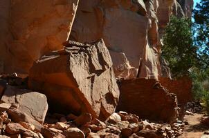 Fundação permanece do uma penhasco habitação dentro Arizona foto