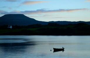 solitário bote em lago Dunvegan foto