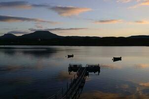 lindo recortado cais em lago Dunvegan foto