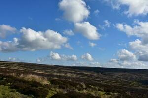 nuvens suspensão sobre a Moorland do norte Inglaterra foto