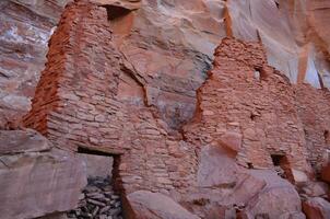 ruínas do uma vermelho Rocha penhasco habitação dentro Arizona foto