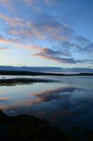 refletido nuvens dentro lago Dunvegan dentro Escócia foto