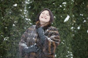 mulher dentro uma pele casaco coberto com neve foto