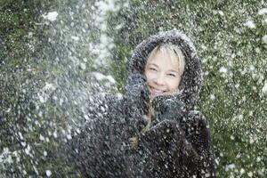 mulher dentro uma pele de capuz coberto com neve foto