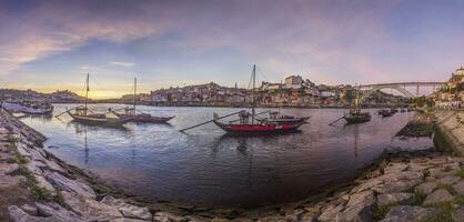 panorâmico Visão sobre porto a partir de a banco do douro rio durante pôr do sol foto