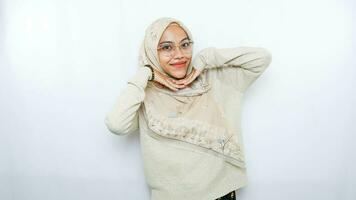 retrato do feliz jovem ásia mulher vestindo hijab isolado em branco fundo foto