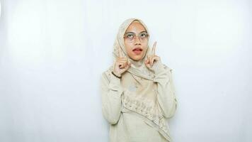 retrato do feliz jovem ásia mulher vestindo hijab isolado em branco fundo foto