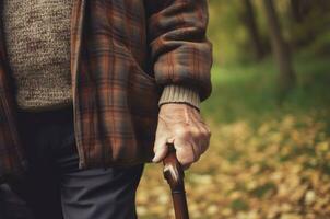 Senior homem com caminhando bengala dentro parque. gerar ai foto