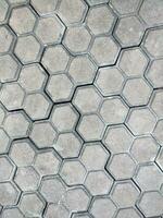 calçada hexagonal pedra fundo. hexagonal pavimentação godo textura liderar em cidade rua foto