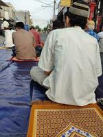 preparação é importante. tiro do uma grupo do muçulmano homens preparando para orar foto