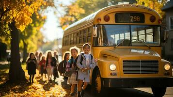 costas para escola. fofa estudantes, estudantes e escola ônibus dentro a outono parque. foto