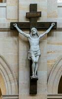 escultura do Cristo em a Cruz dentro les invalidos igreja, Paris, França foto