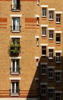 parisiense prédio, 12º arrondissement, lindo verão luz foto