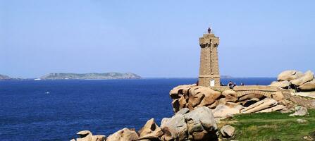 sereno verão às ploumanach farol, Bretanha, França foto