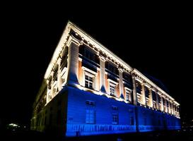 noite às camareiro tribunal iluminado azul arquitetura foto