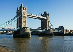 Londres icônico torre ponte uma deslumbrante reflexão em uma ensolarado Tamisa dia foto