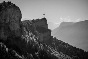 nivolet Cruz majestoso Preto branco montanha panorama dentro bugigangas, Sabóia, França foto