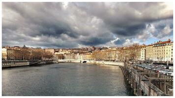 lyon uma Visão do a rhne rio, cais, e icônico cidade edifícios foto