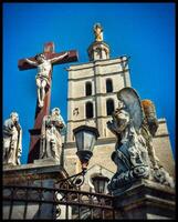 divino vislumbre Cristo e angélico esculturas às palácio des papais, Avignon ensolarado dia foto