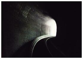 dramático movimento através monocromático túnel para luz foto